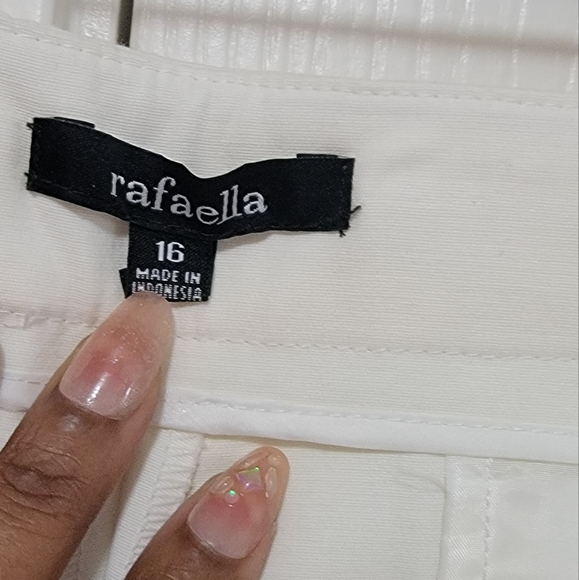 RAFAELLA WHITE BERMUDA SHORTS - Picture 2 of 9